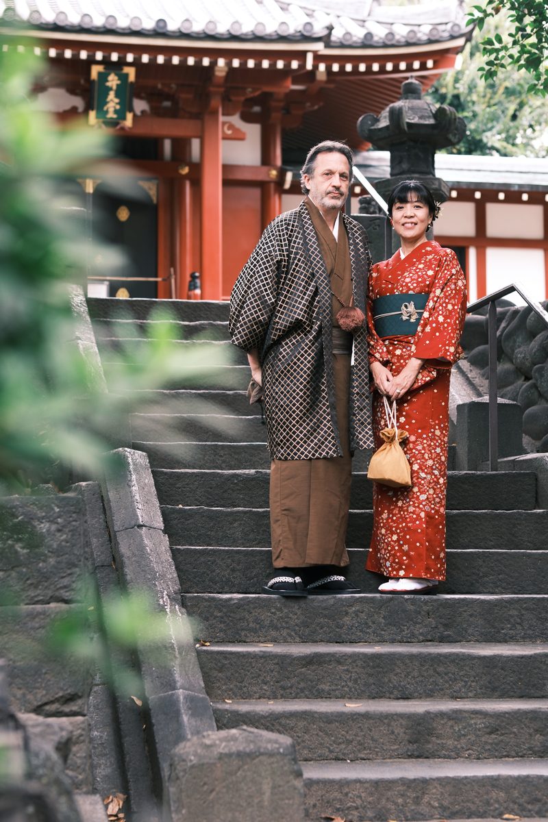 Eddy and Ako together near a Sensoji gate, vermilion red lacquer and lanterns behind them