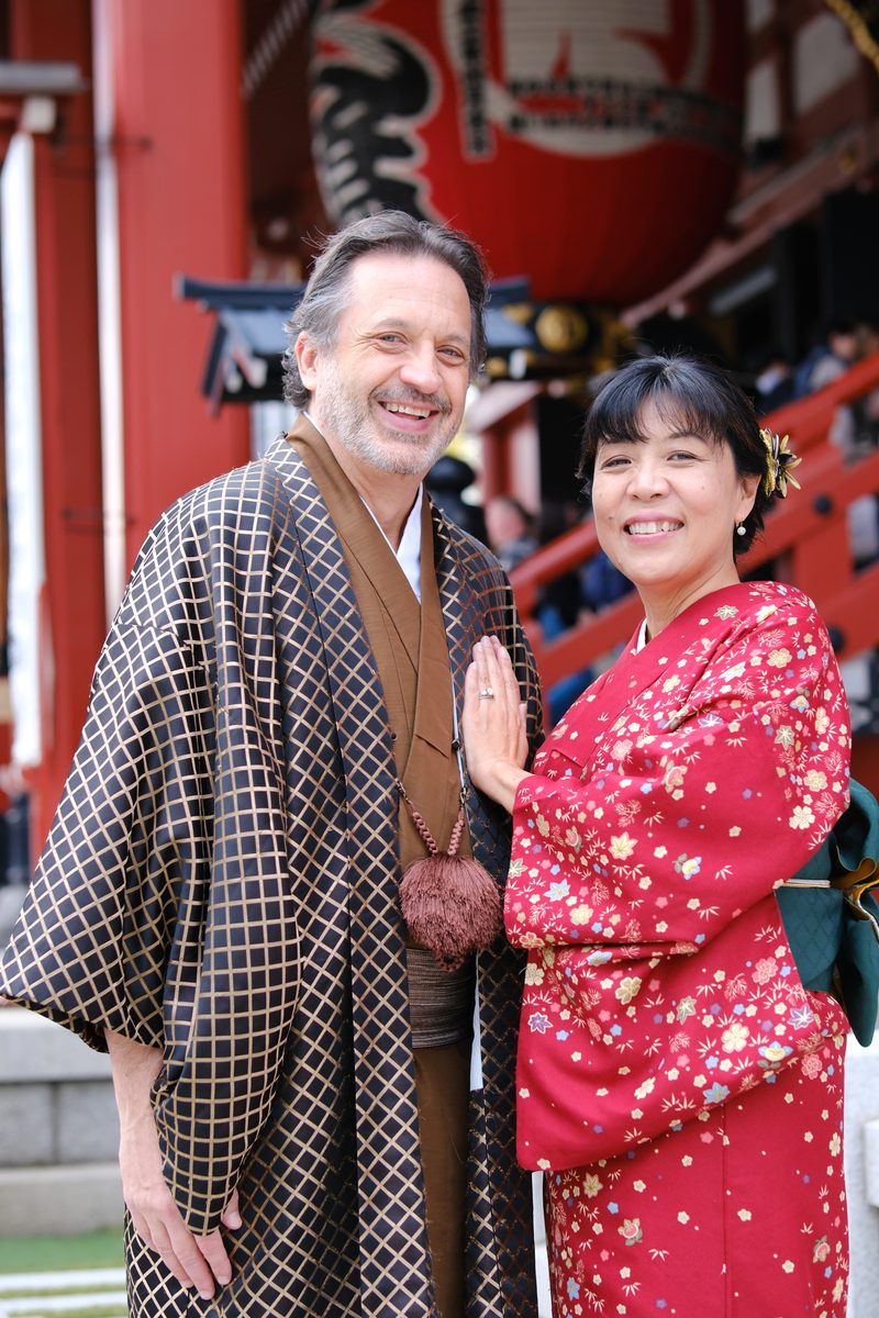 Ako and Eddy smiling together with the large red drum lantern of Sensoji's main hall behind them